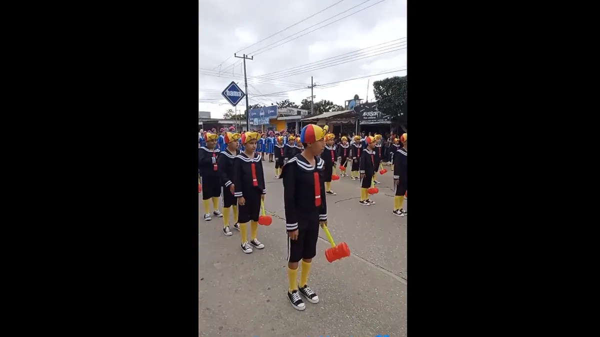 Estudiantes desfilan vestidos de El Chavo del 8 en calle de México y se viralizan