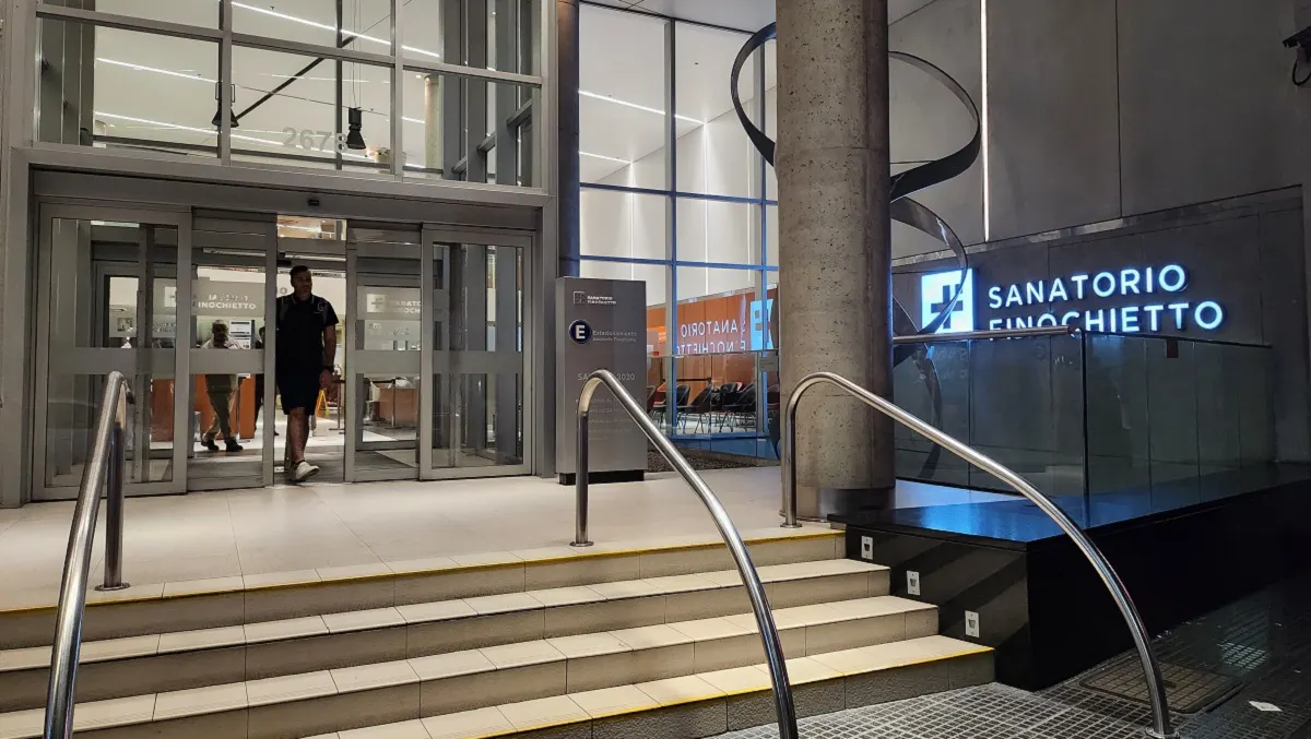 Graban a trabajador de centro médico hablando con un fantasma