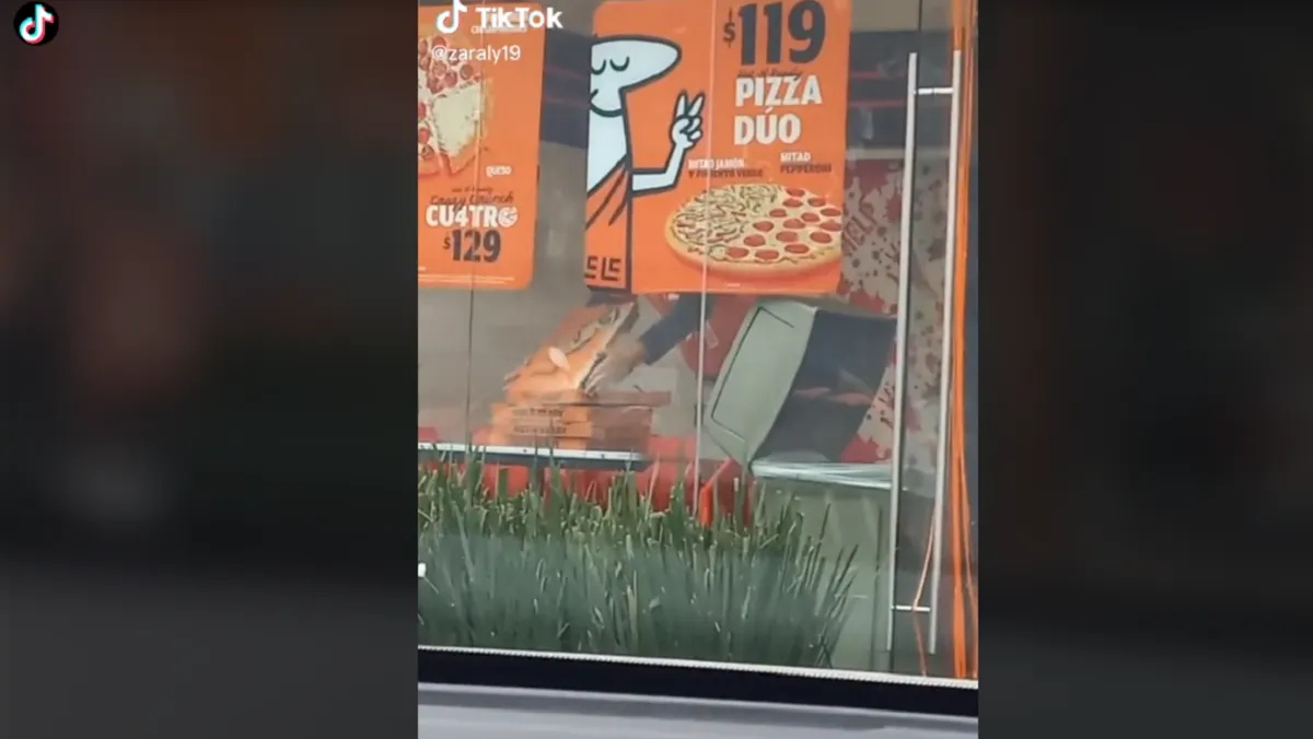 Graban a trabajador sacando cajas de pizzas de la basura y lo viralizan en Tiktok