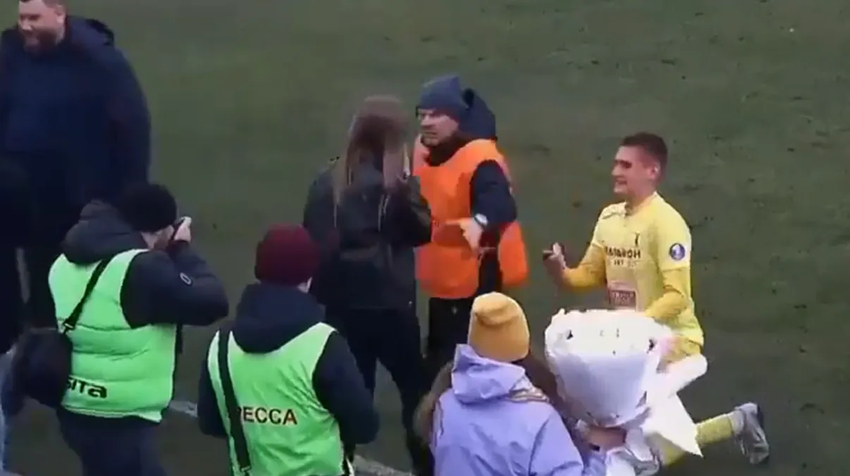 Guardia de seguridad por poco arruina la propuesta de matrimonio de un futbolista