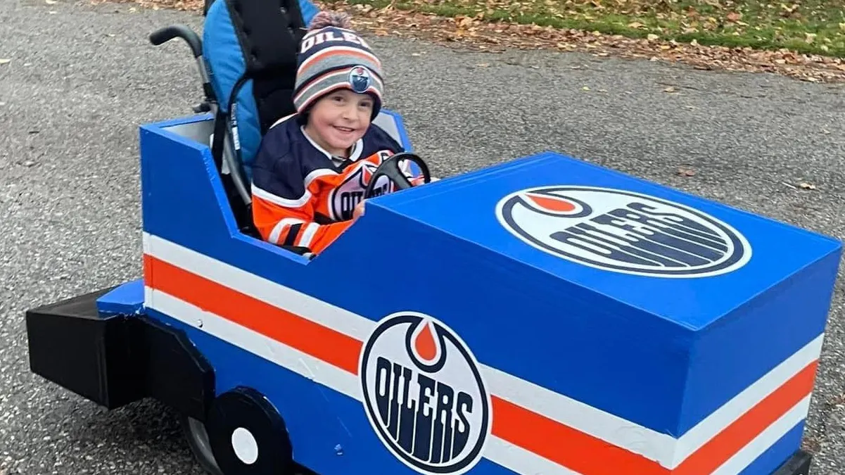 Hombre transformó la silla de ruedas de su hijo en una máquina alisadora de hielo