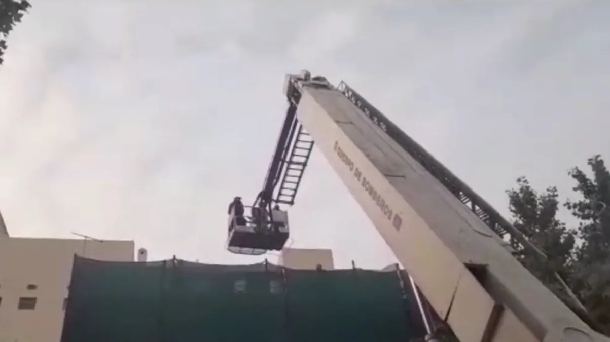 Ladrón intentó escapar por los techos de un edificio, pero pidió rescate por vértigo