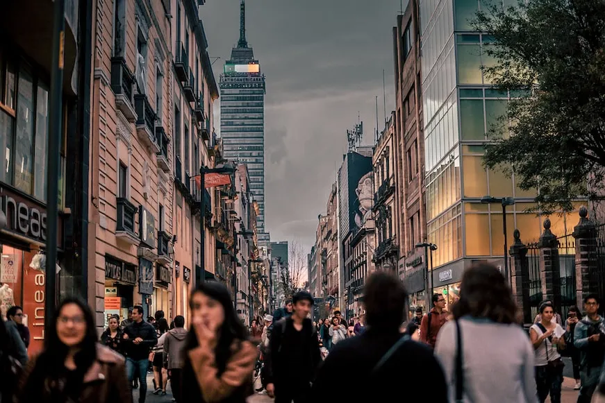 ¿Revisa el celular a su pareja? 61 % de los mexicanos lo hace