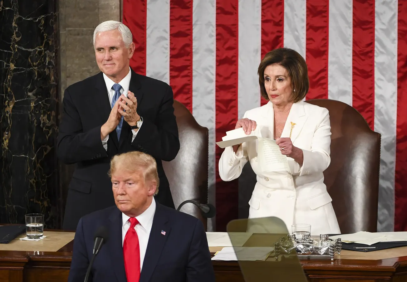 4 de febrero de 2020. Nancy Pelosi (D-Calif.) rompe la copia del discurso State of the Union de Donald Trump después del asal