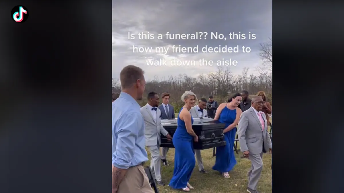 Un hombre llegó a su boda dentro de un ataúd