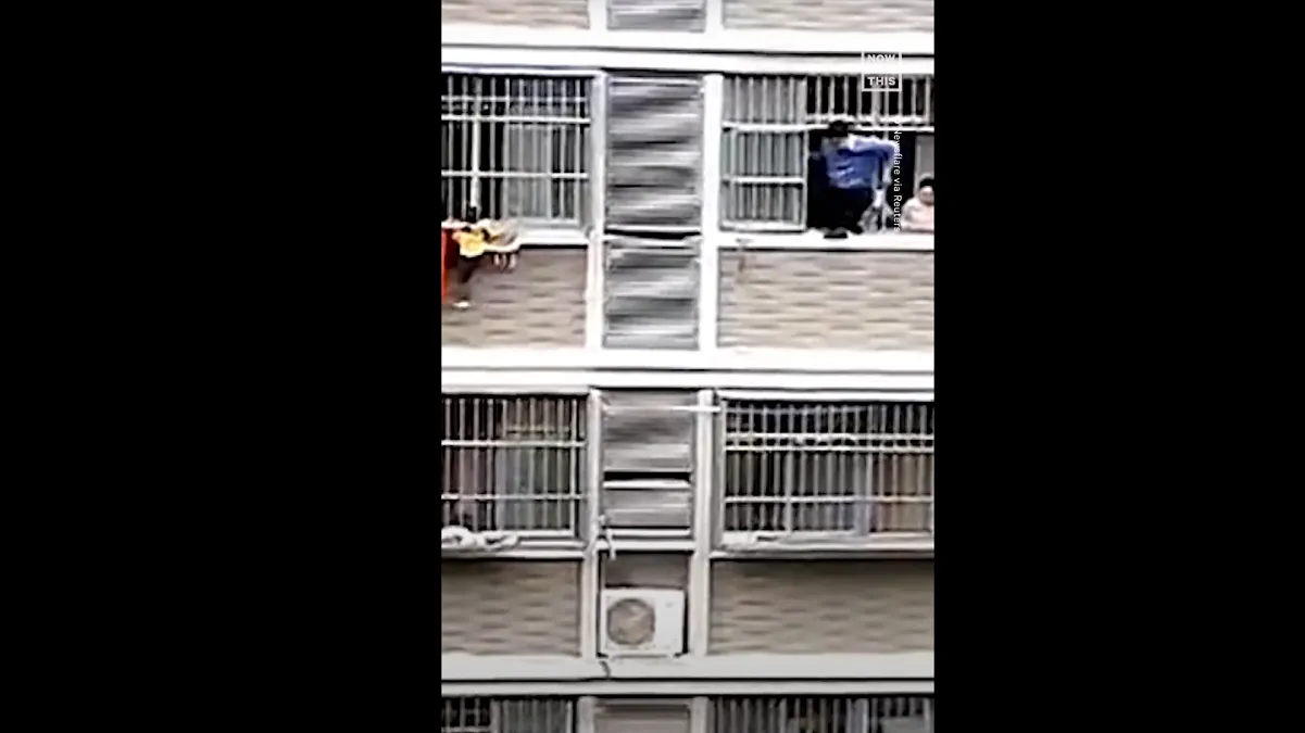 Vecino rescata a niña que colgaba de la ventana de un tercer piso