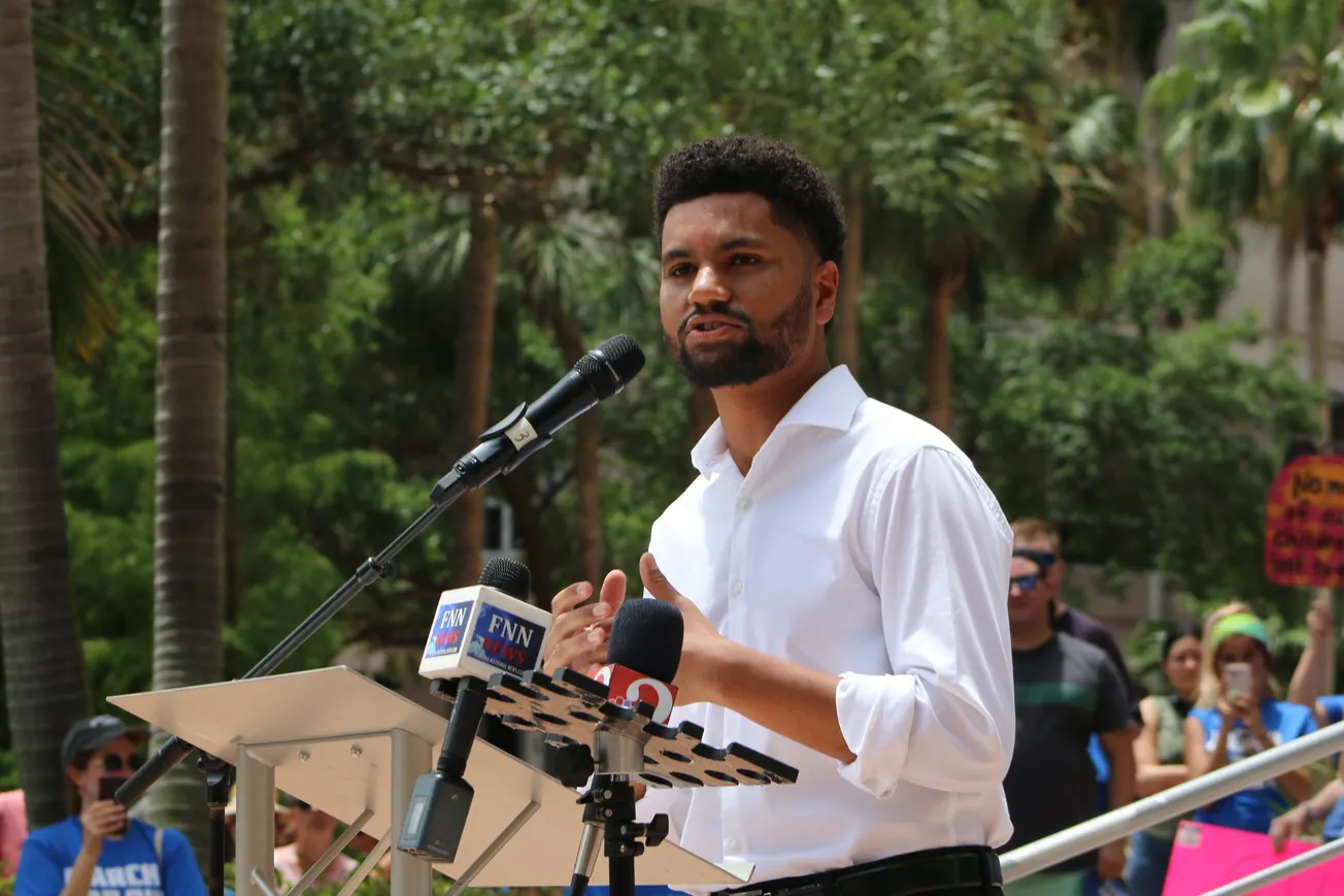 “Mi crédito es realmente malo”: le niegan renta en DC a Maxwell Frost, el joven congresista demócrata que hacía Uber