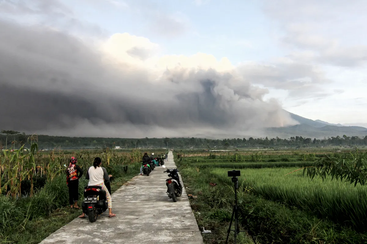 2 mil personas son evacuadas tras erupción de volcán en Indonesia