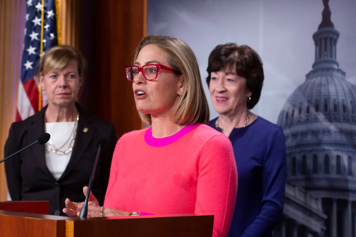 Kyrsten Sinema le da la espalda a los demócratas y se registra como independiente