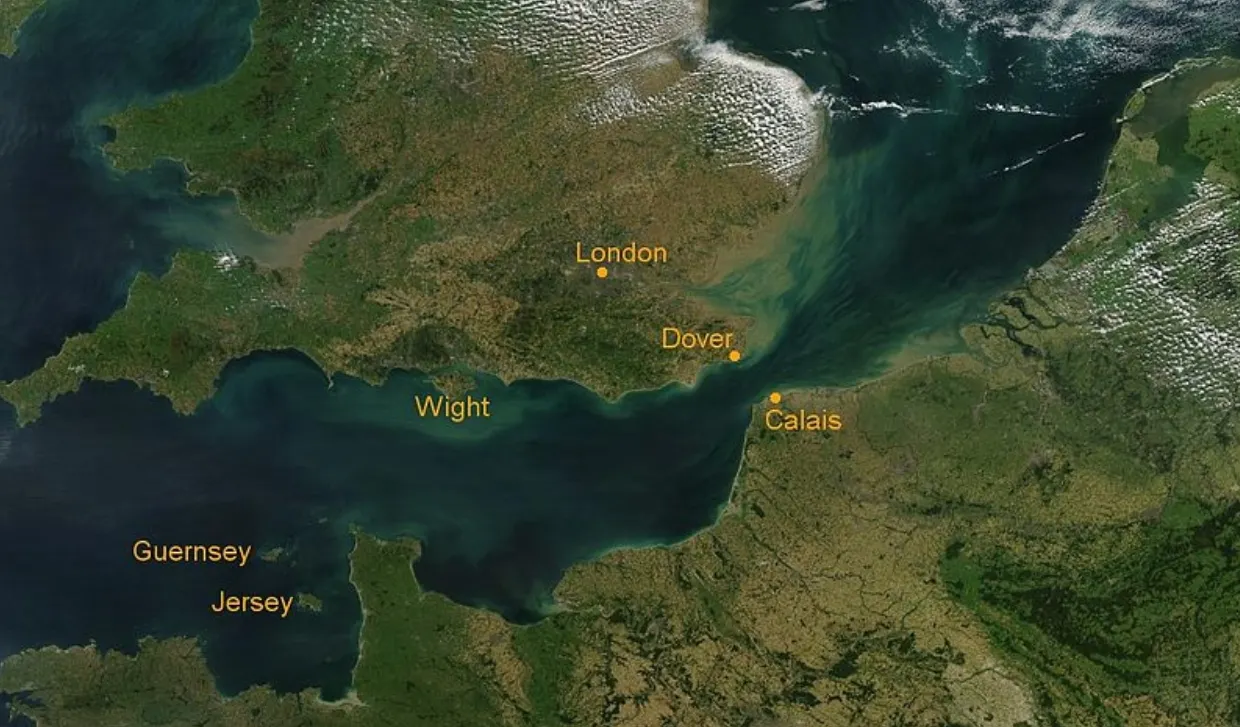 Murieron cuatro personas luego de que bote zozobrara en el Canal de la Mancha