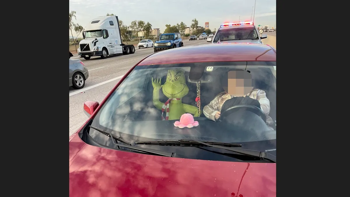 Detienen a conductor en Arizona por llevar a un Grinch inflable como pasajero