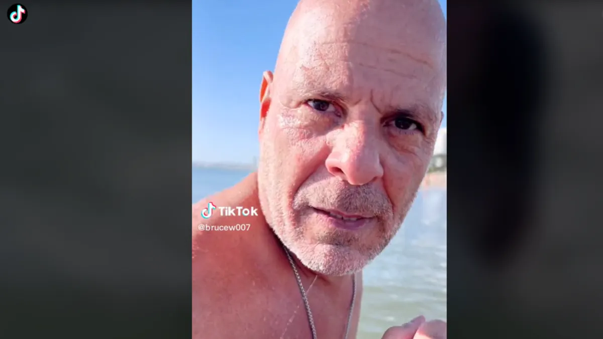 Doble de Bruce Willis reacciona a la derrota de Francia en el Mundial con una referencia a Mbappé