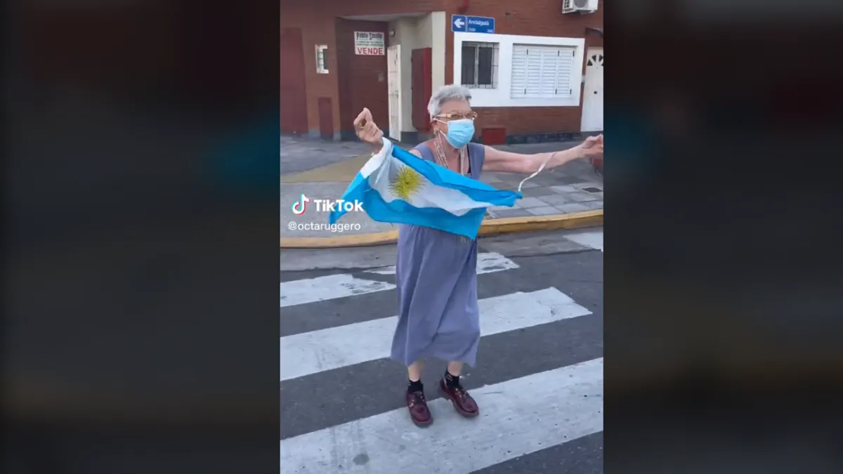 La abuela la la la, la mujer que se viralizó en las redes tras celebrar cada victoria de Argentina