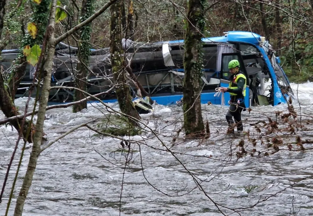 Siete muertos en España tras precipitarse un autobús en Galicia