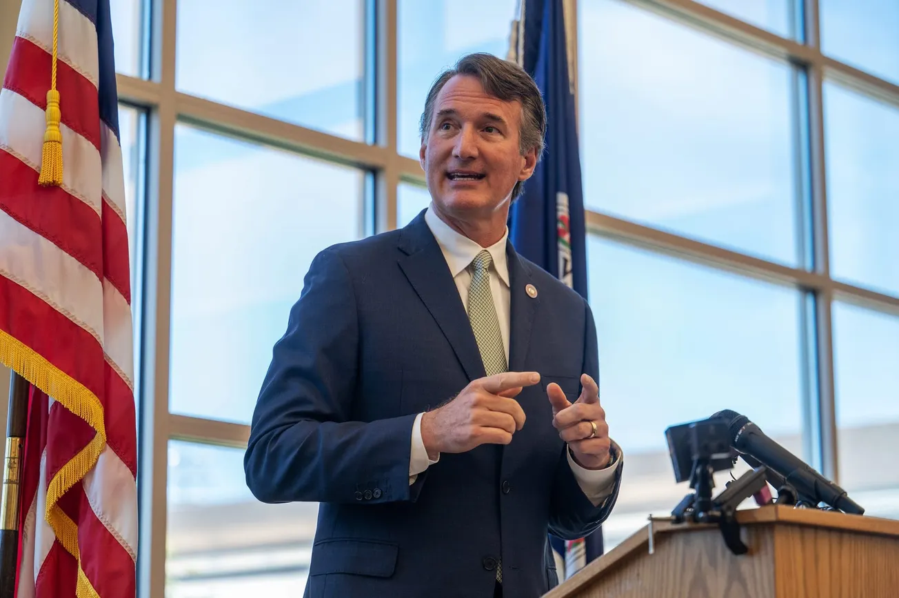 Glenn Youngkin - nuevo estadio en Alexandria