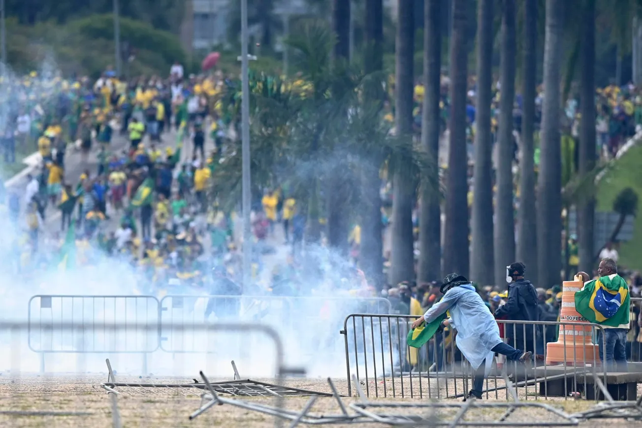 Manifestantes invaden sede del poder y la Presidencia de la República en Brasil.