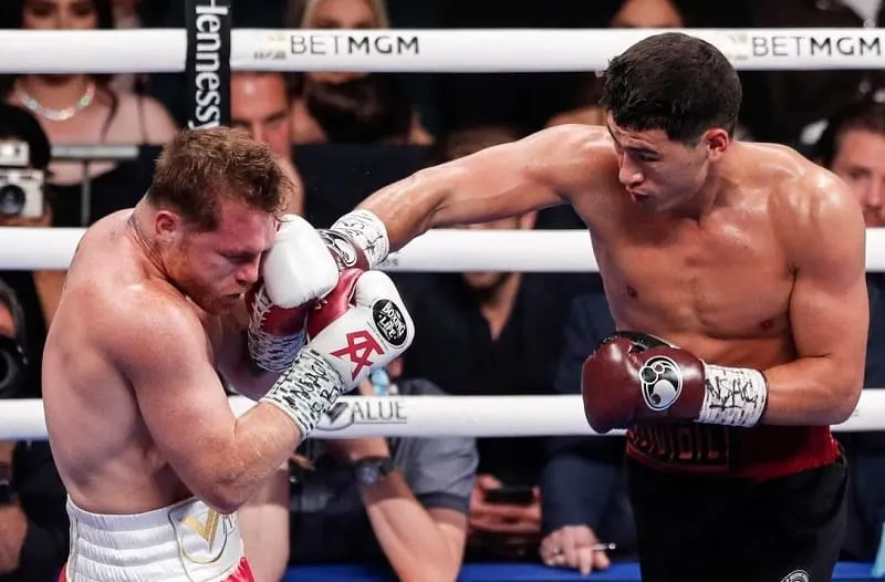 Oscar de la Hoya: “Canelo no podrá vencer a Bivol en las 168 libras”