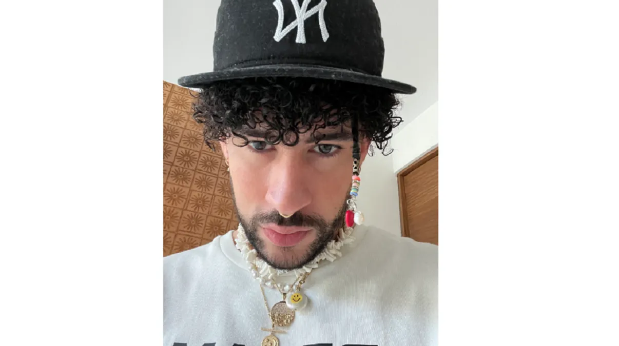 Internautas recrean video de Bad Bunny lanzando celular de una fan y se viraliza en redes sociales