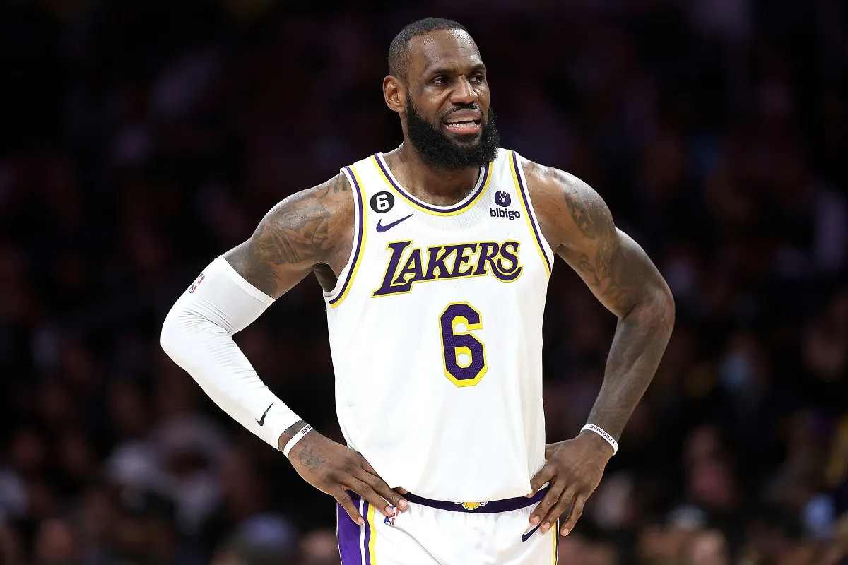 LeBron James consiguió dos nuevos récords en una noche amarga para los Lakers