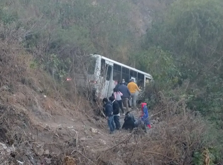 Cuatro muertos tras choque y volcamiento de autobús en México