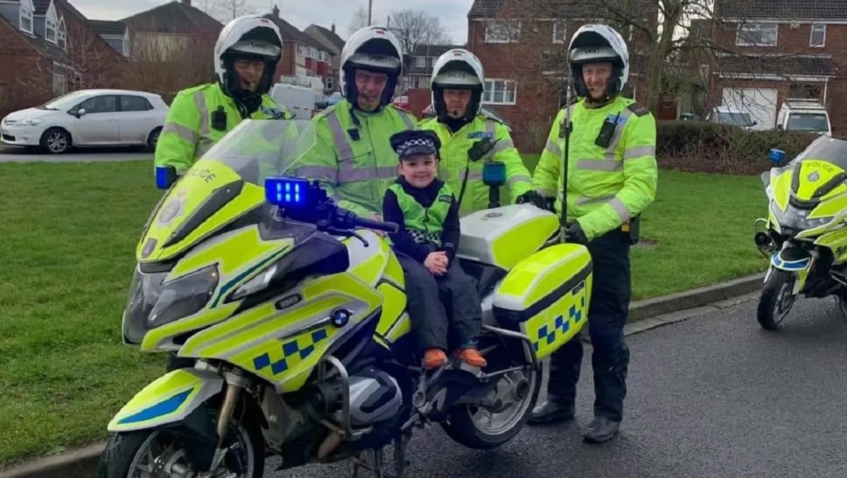 Policías cumplen el sueño de un niño de cinco años que perdió a su padre en 2022