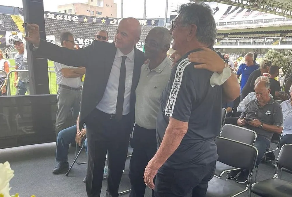 El presidente de la FIFA se defendió de las críticas por su selfie cerca de Pelé