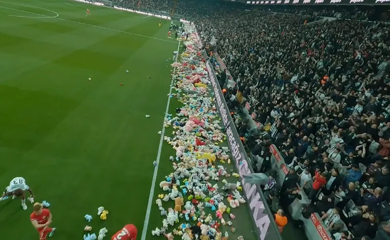 Lluvia de peluches en un partido para víctimas del terremoto en Turquía