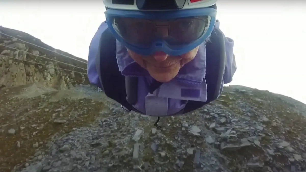 Abuelita de 85 años cumple uno de sus sueños y se lanzó de la tirolesa más rápida del mundo