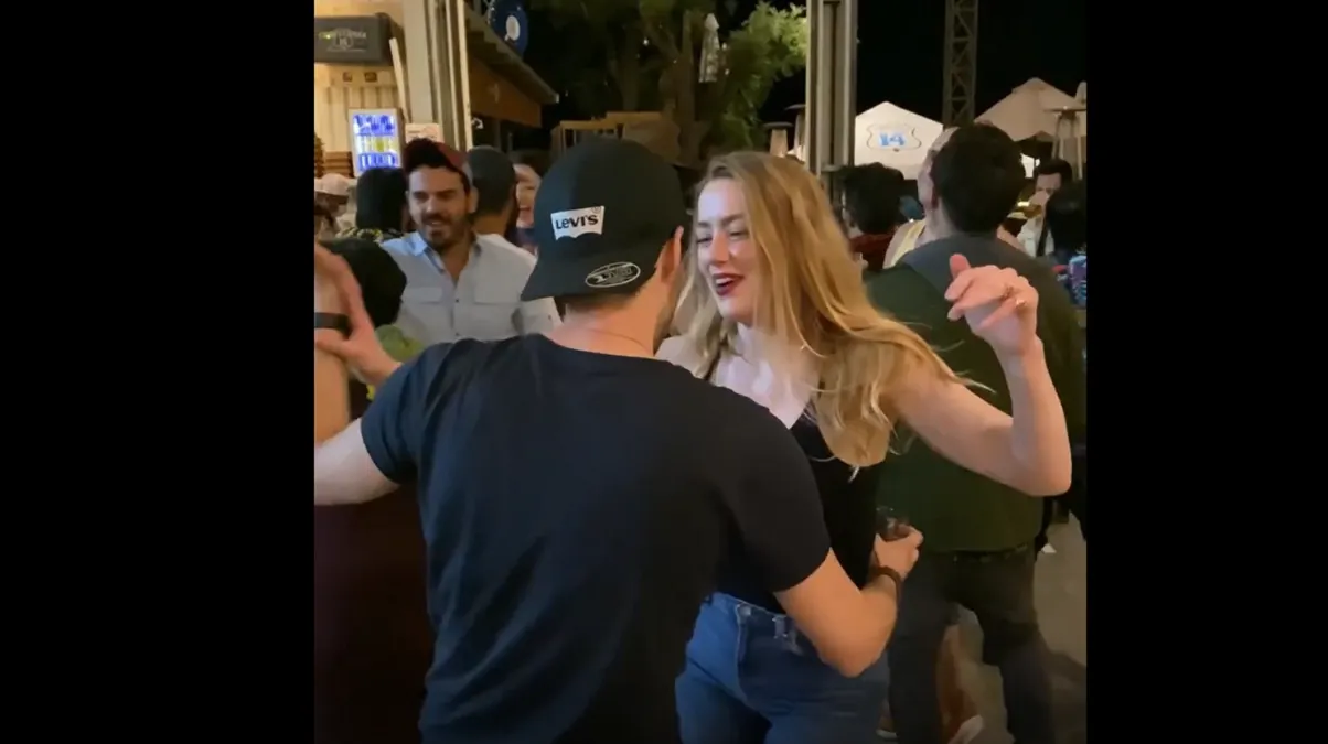 Amber Heard se viraliza luego de bailar “Como la flor” de Selena Quintanilla