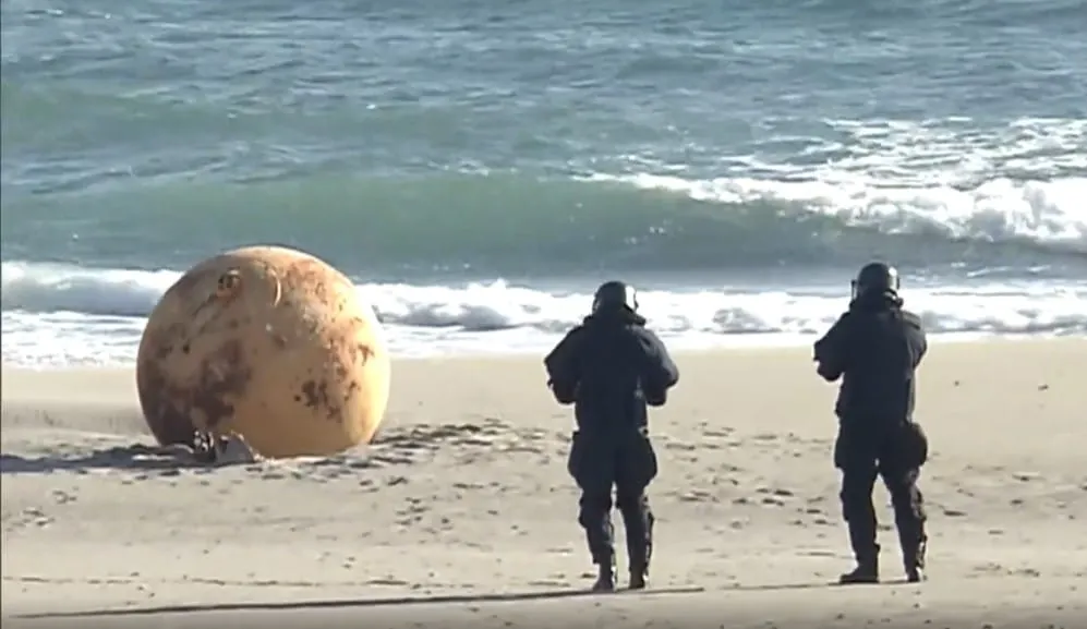 Bola en playa de Japón alerta a autoridades