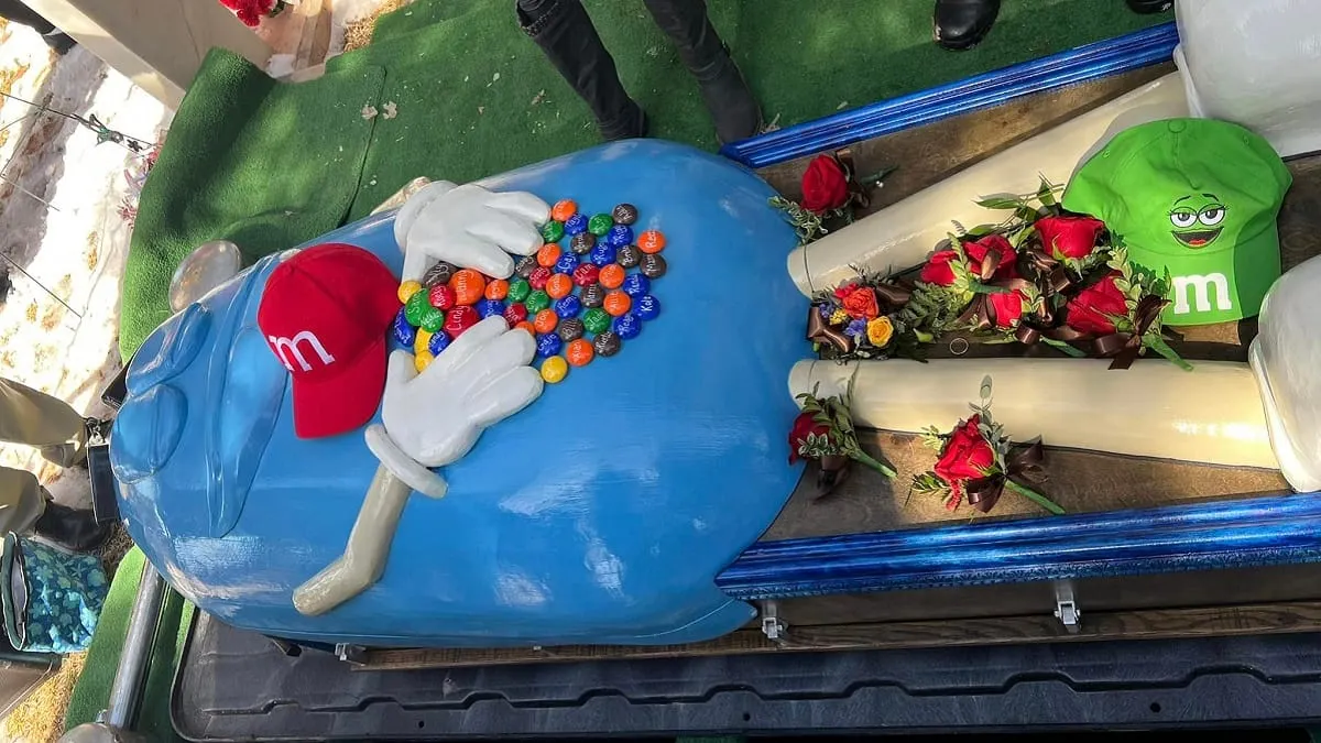 Familia entierra a abuelita en ataúd con forma de M&M’s para cumplir su última voluntad