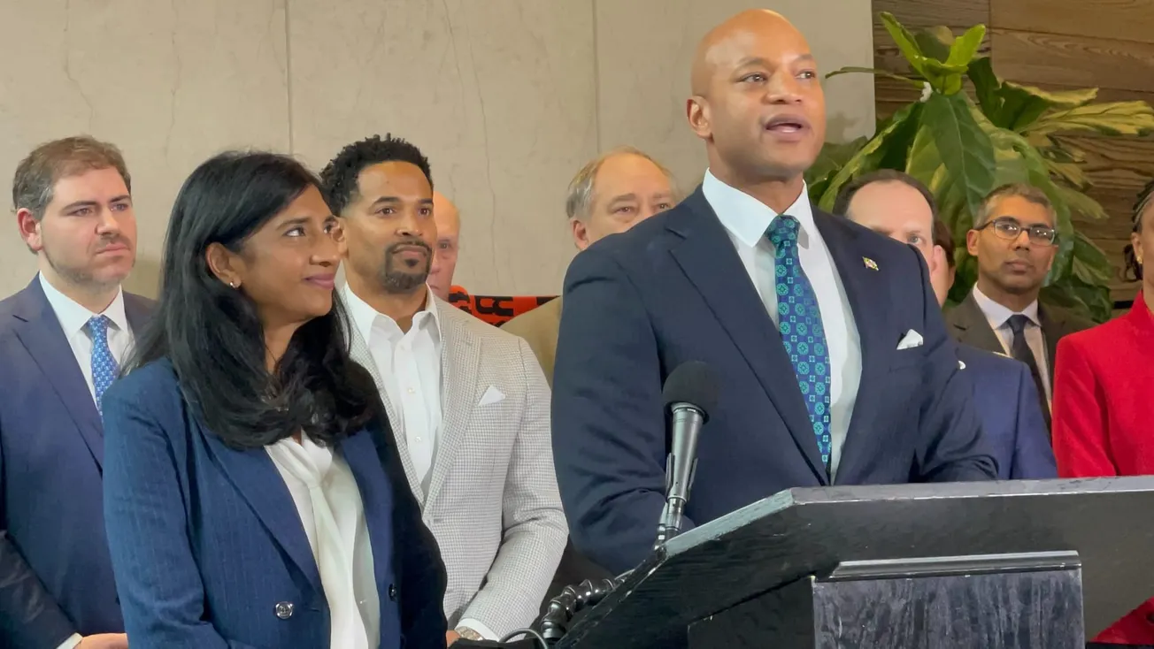 Índice de aprobación del gobernador Moore aún no alcanza la cifra récord de su predecesor