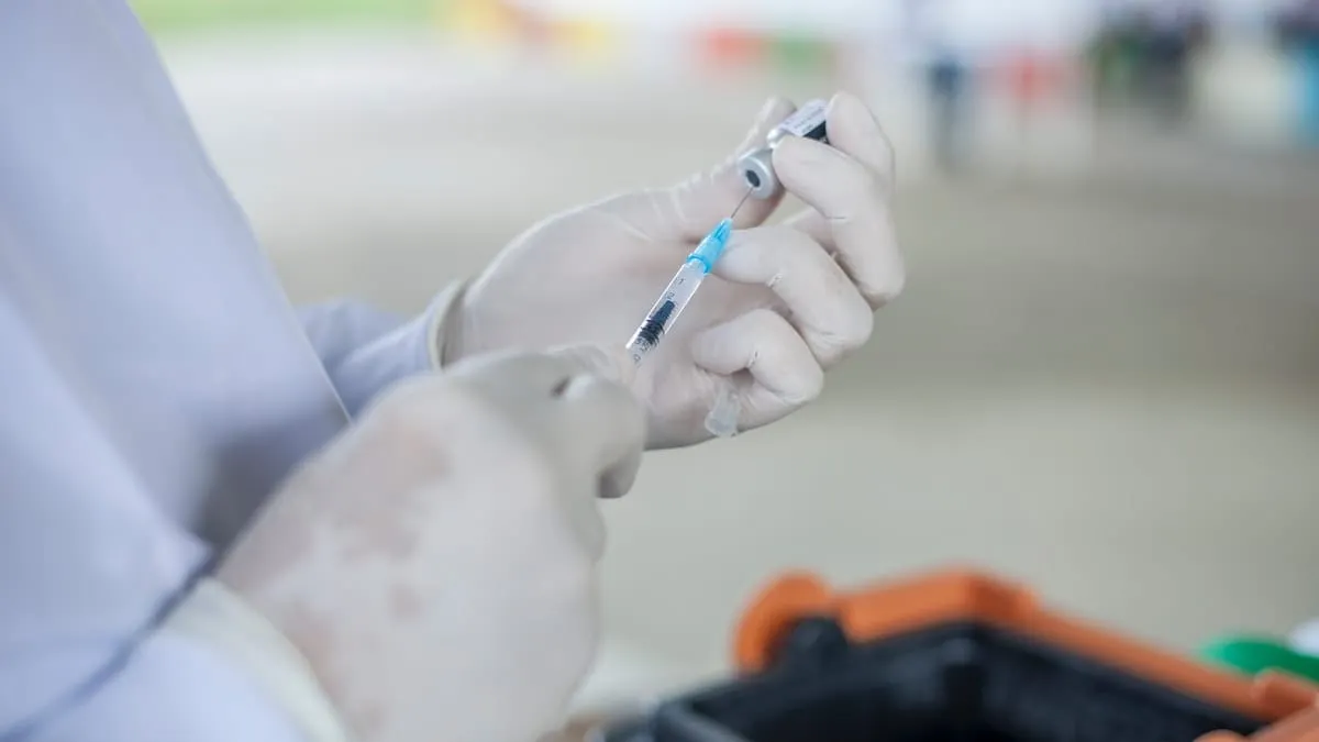 No, Magic Johnson no contrajo el VIH por una vacuna, como se afirma en un video que circula en redes sociales