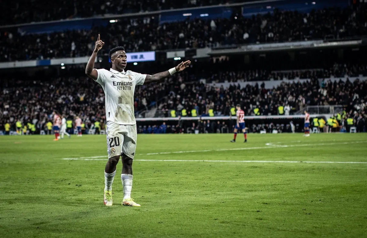 Indignación en España por una patada que casi lesiona a Vinicius