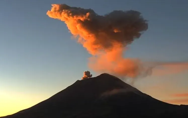 Volcán Popocatépetl vuelve a expulsar material