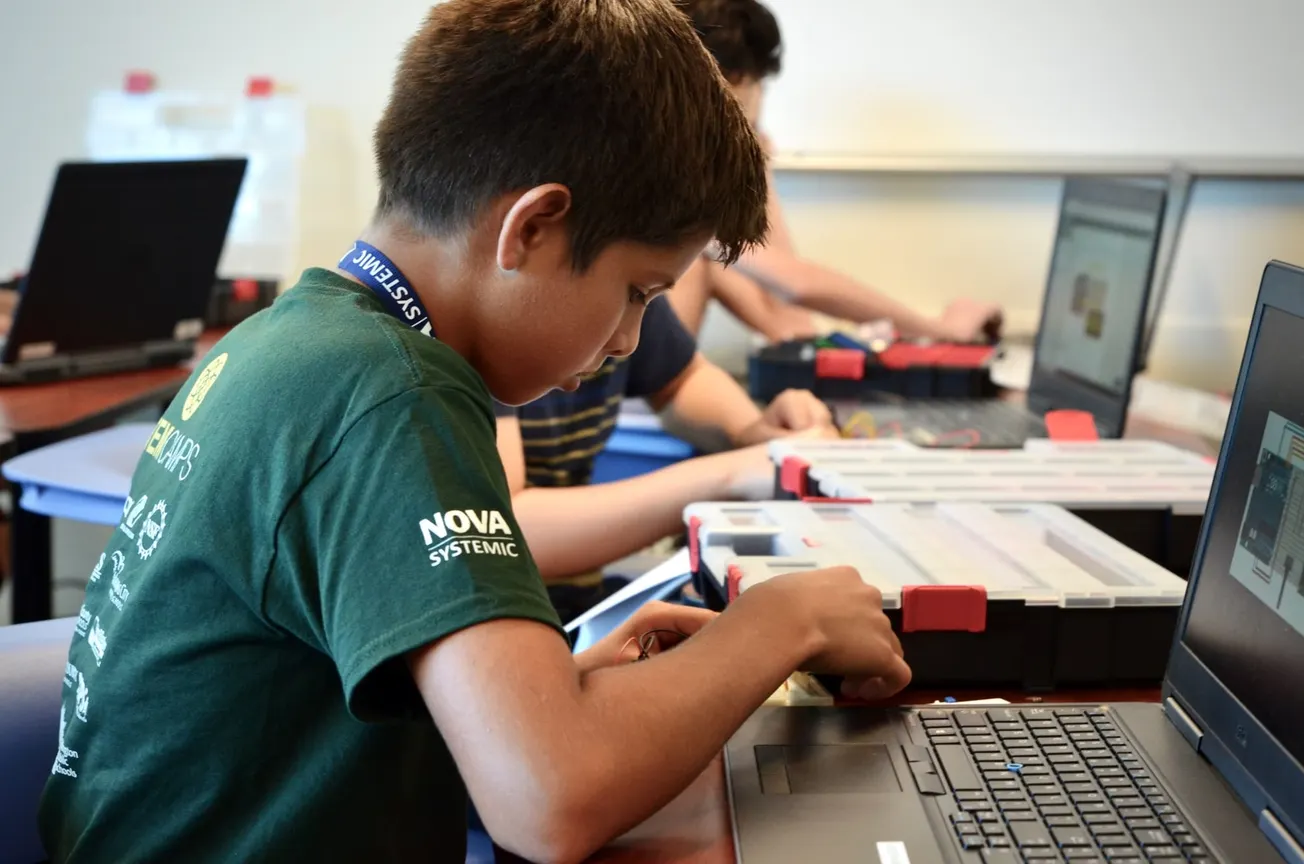 NOVA Community College: Hay becas, apoyo financiero y planes de pago para los latinos en STEM