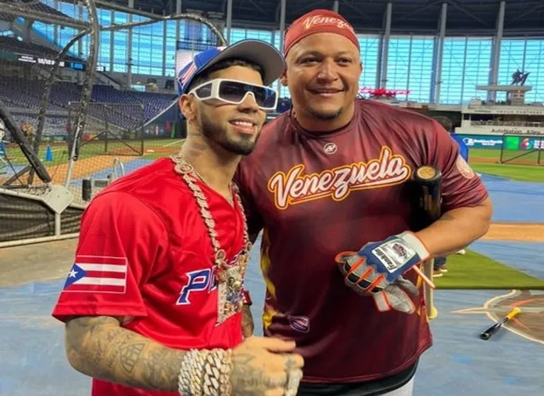 Anuel conoció a los jugadores de Venezuela.