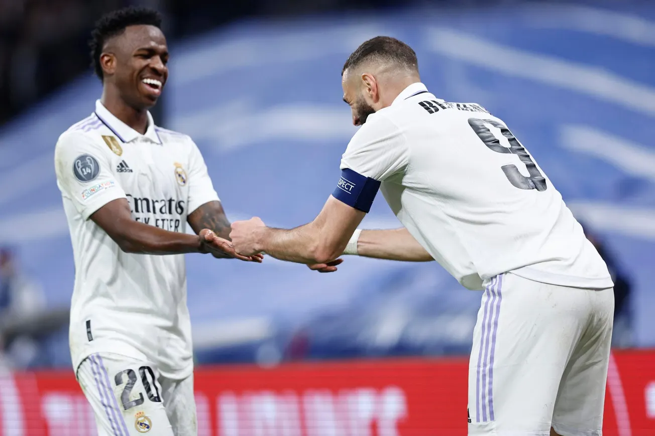 Vinicius Junior y Karim Benzema contra el Liverpool