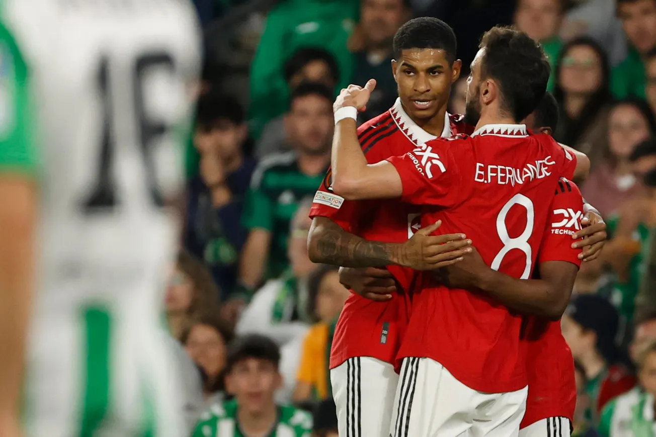 Marcus Rashford y Bruno Fernandes con el Manchester United en juego de Europa League