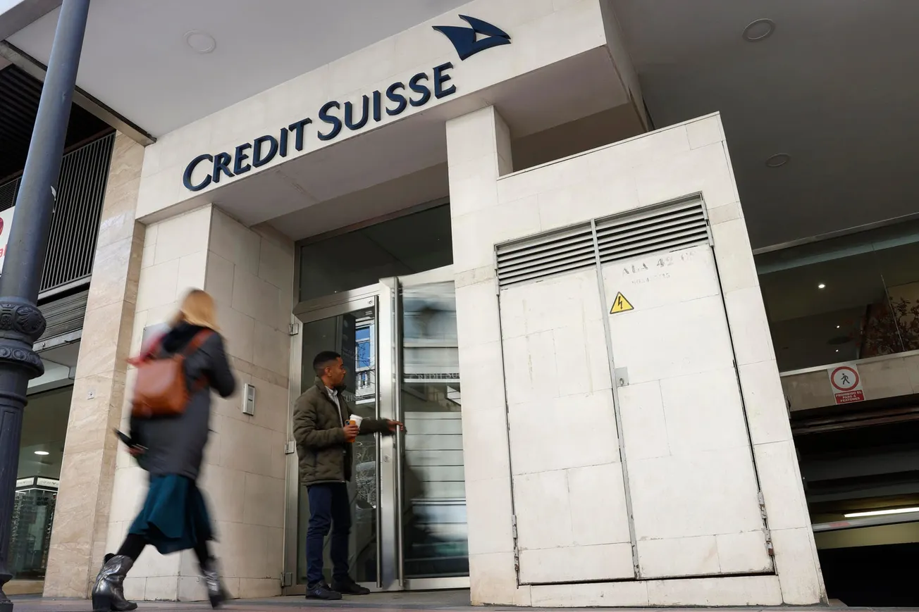 Credit Suisse abre con una subida del 31 % tras anunciar un préstamo