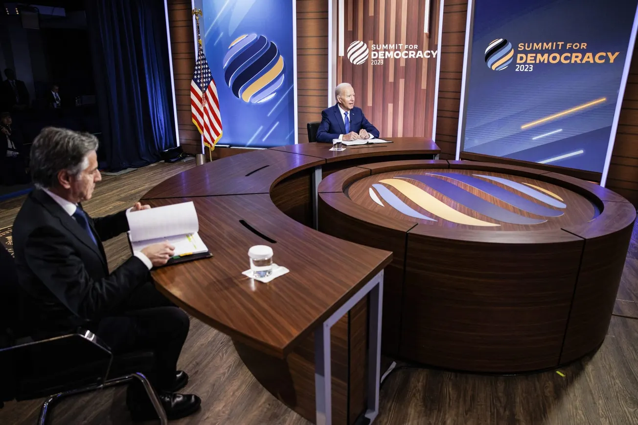 La incómoda cumbre democrática de Biden