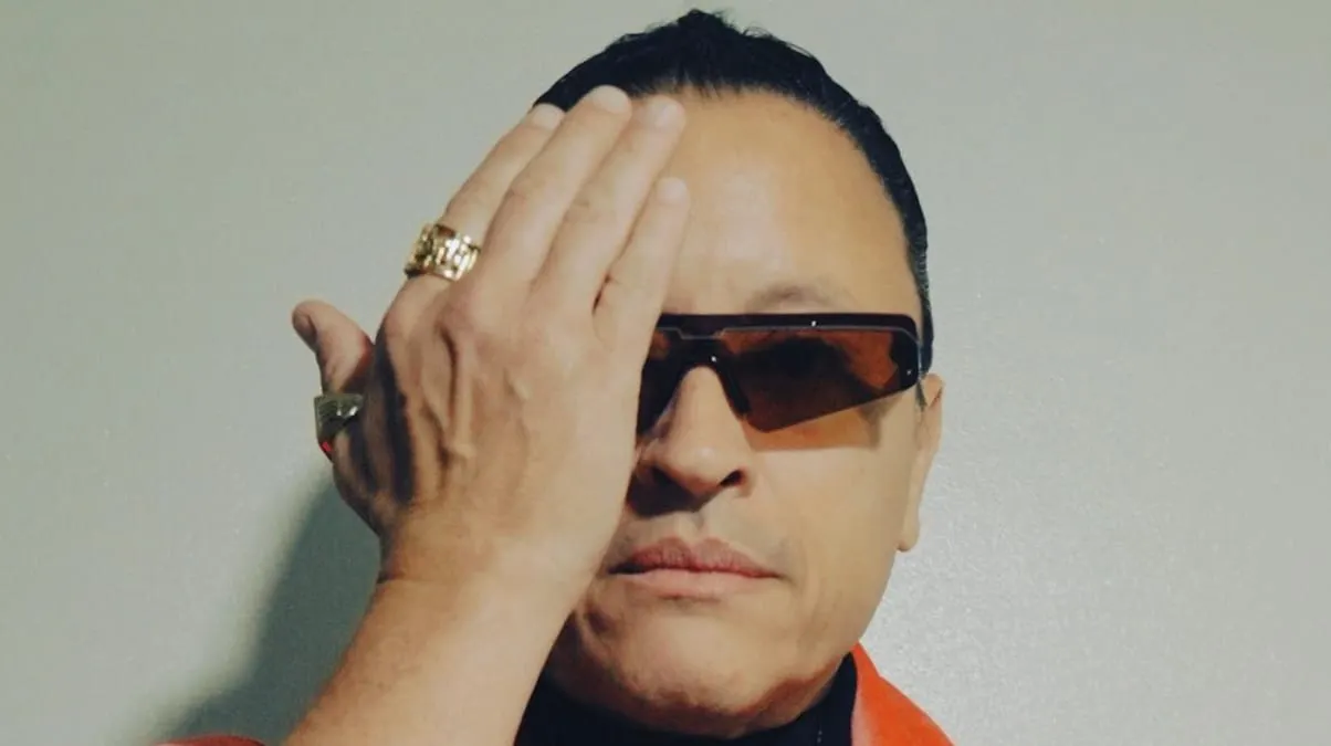 Elvis Crespo no se pierde el Clásico Mundial de Béisbol y estrena look