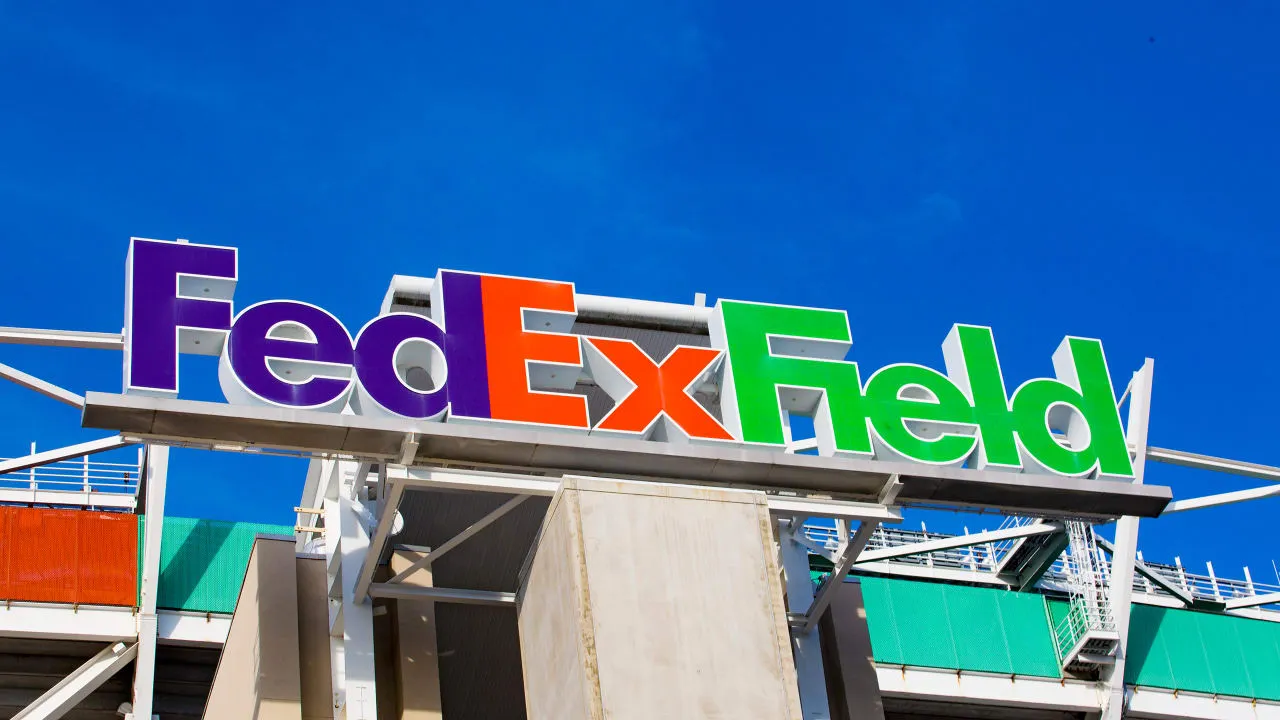 Exterior del FedEx Field, casa de los Washington Commanders