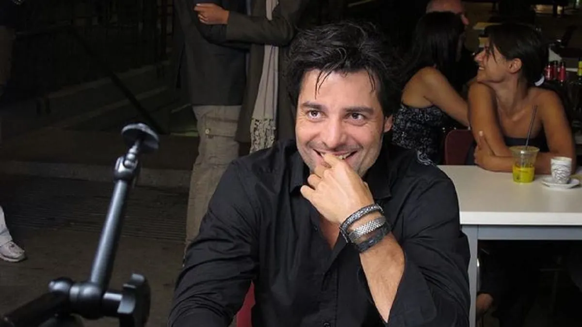 Mujer publica foto que se tomó con Chayanne en 1996 y se viraliza en redes