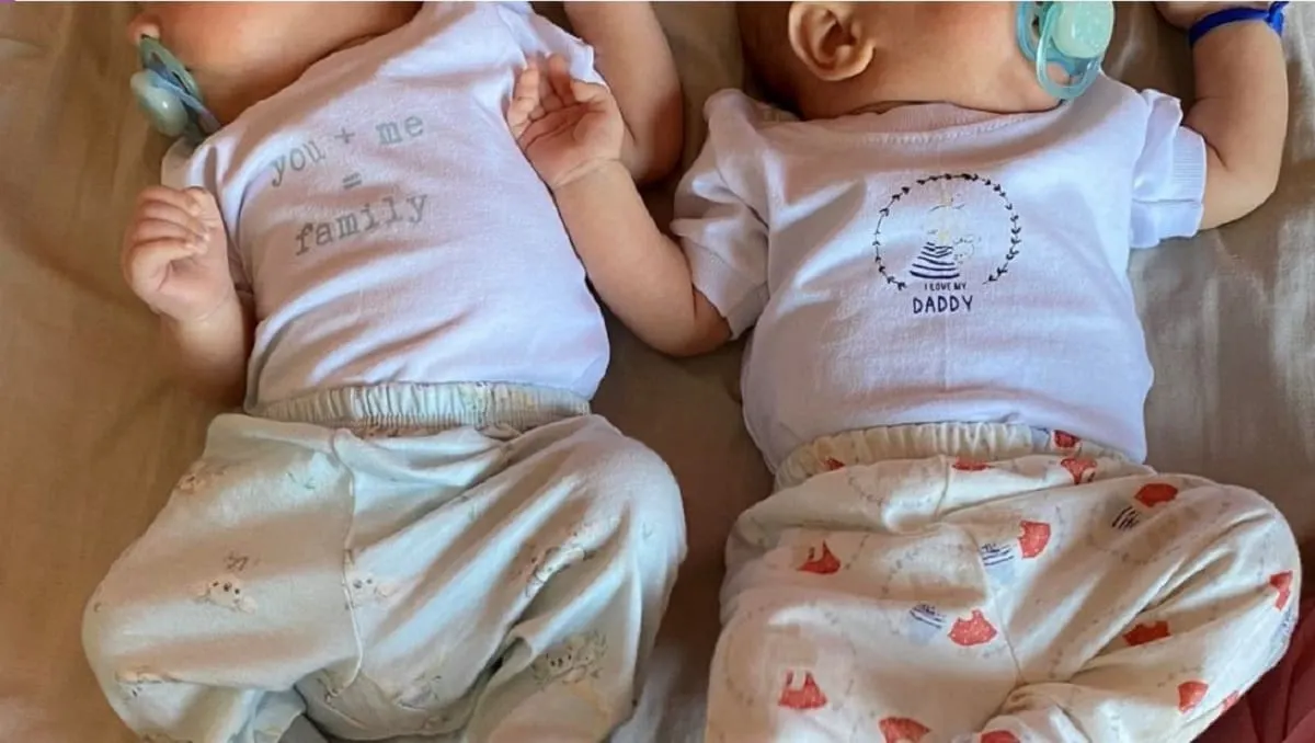 Mujer tuvo gemelos y fue a la policía para que la ayuden a distinguirlos