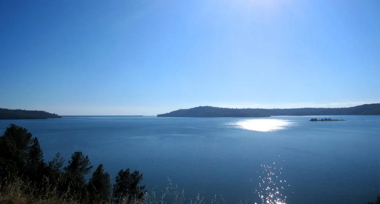 Los niveles de las reservas de agua aumentan en California tras tormentas de invierno