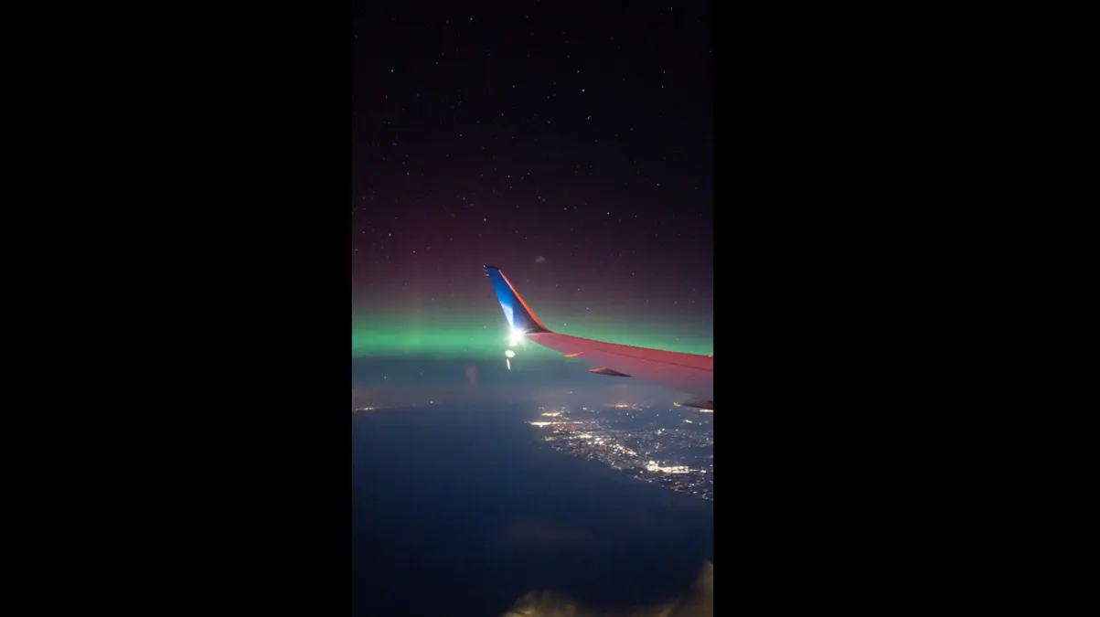 Pasajeros graban desde el cielo cómo se ven las auroras boreales en pleno vuelo
