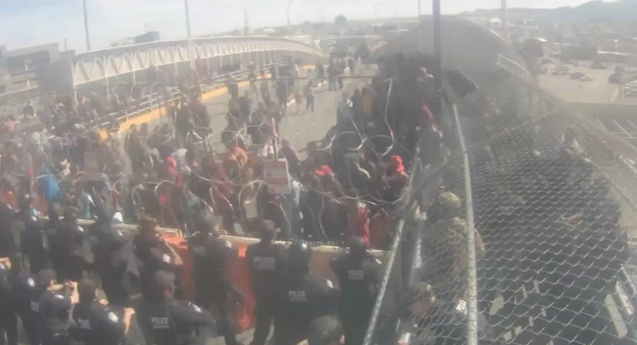 Un grupo de migrantes derribó una barrera en el puente fronterizo de Juárez y entró a EEUU