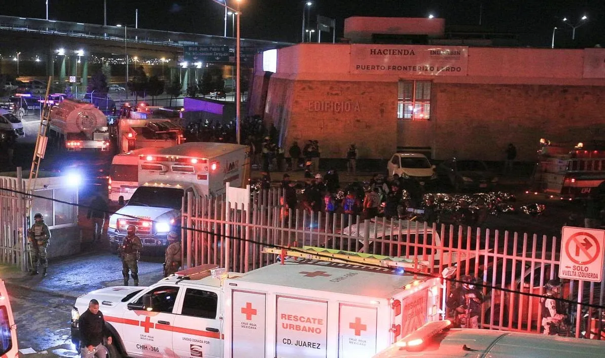 Video de incendio en Ciudad Juárez muestra a inmigrantes esposados