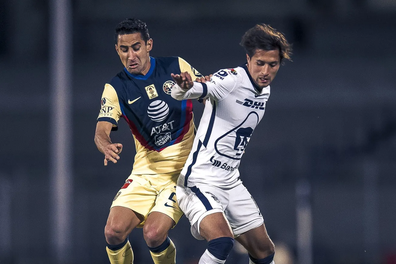 Luis Fuentes y Carlos Gutiérrez en partido América vs. Pumas de la Liga MX